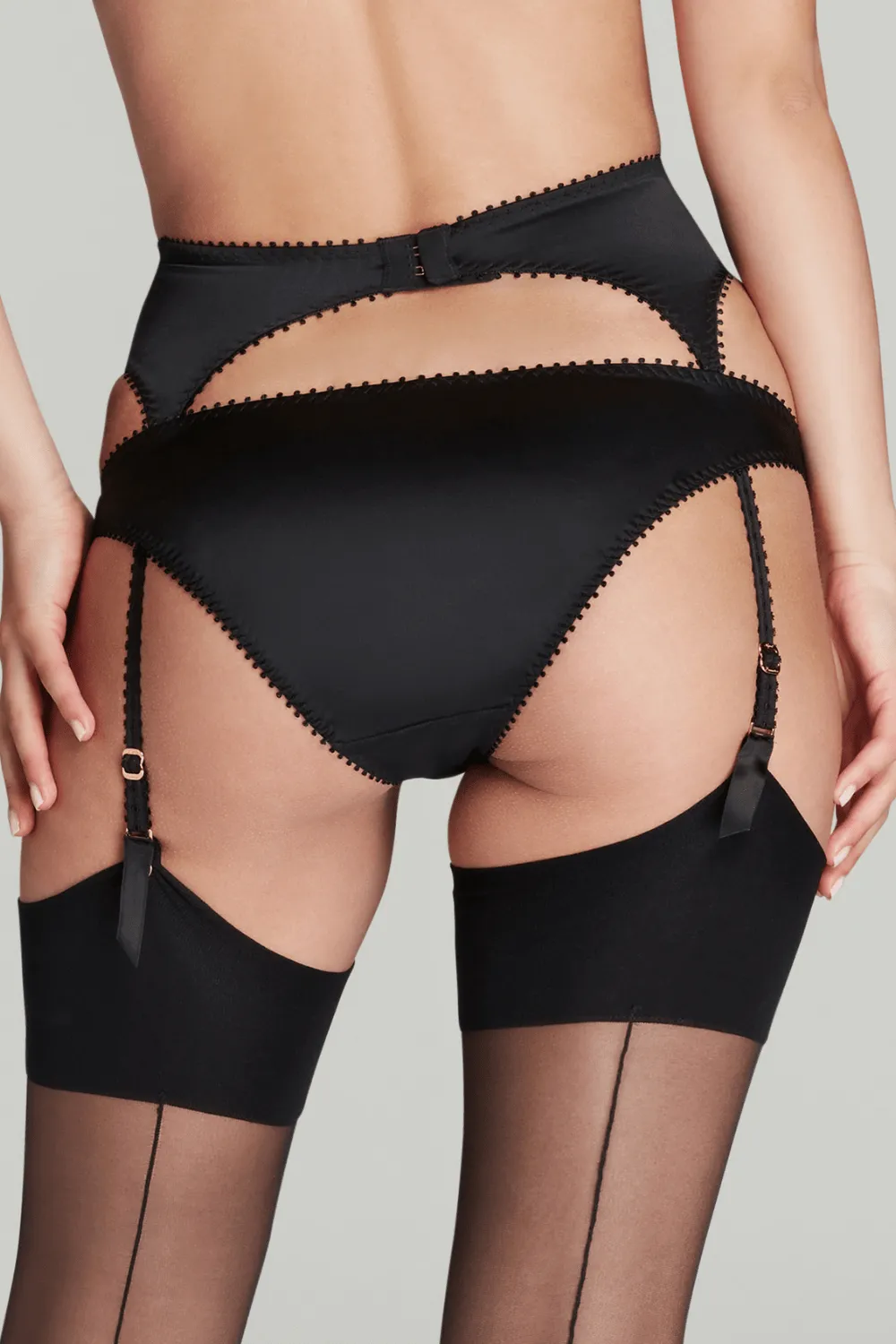 Lacy Suspender. Size 5 (UK 14)